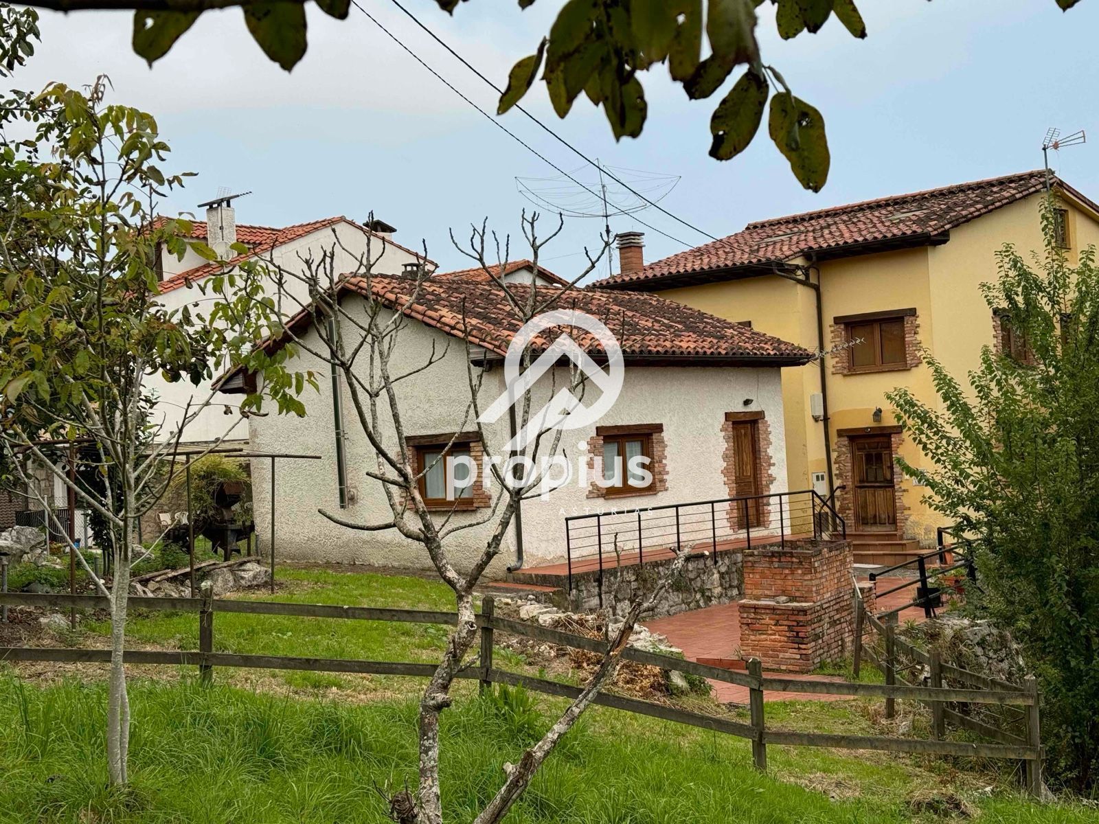 Vista exterior de Casa o xalet en venda en Llanes amb Calefacció, Jardí privat i Parquet