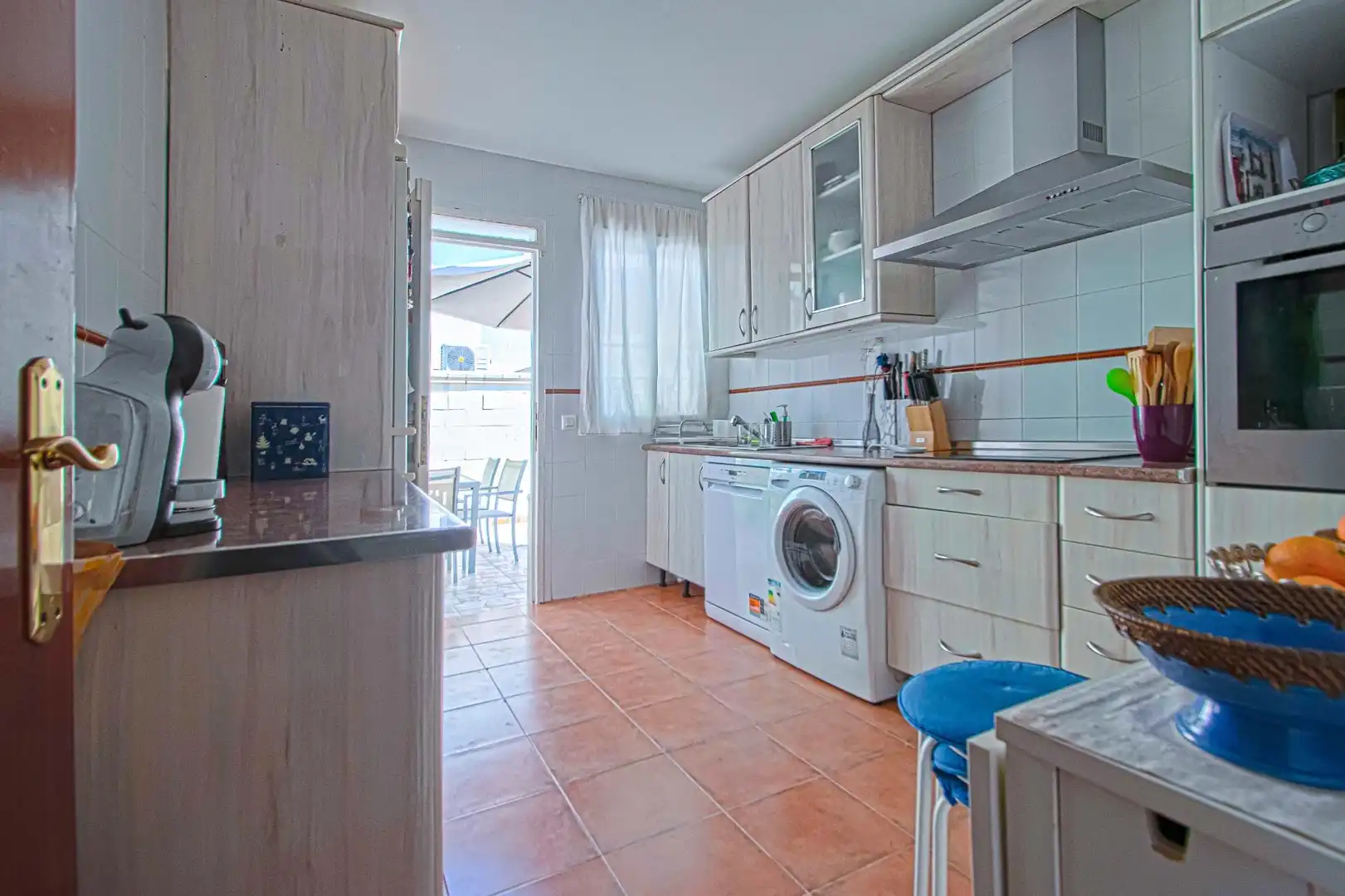 Cuina de Casa adosada en venda en Espartinas amb Aire condicionat, Jardí privat i Traster