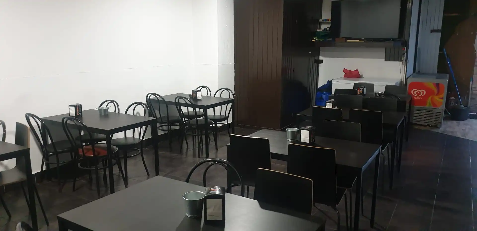 Local en traspaso en Avenida Linares Rivas, Ensanche