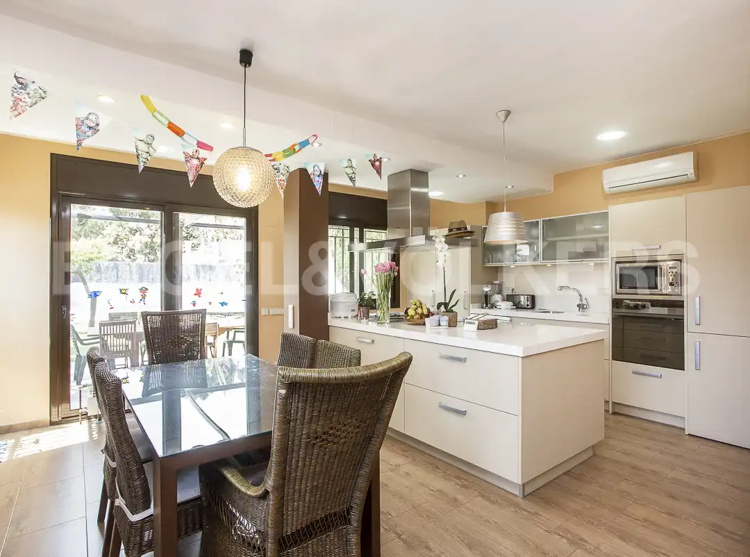 Cuina de Casa o xalet de lloguer en Castelldefels amb Aire condicionat, Calefacció i Terrassa