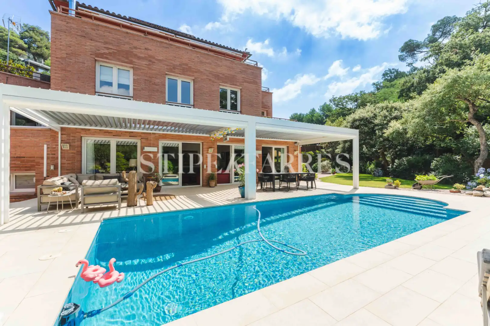 Außenansicht von Haus oder Chalet zum Verkauf in Barcelona mit Klimaanlage, Heizung und Privatgarten