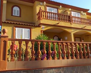 Vista exterior de Casa adosada en venda en Adeje amb Aire condicionat, Terrassa i Piscina