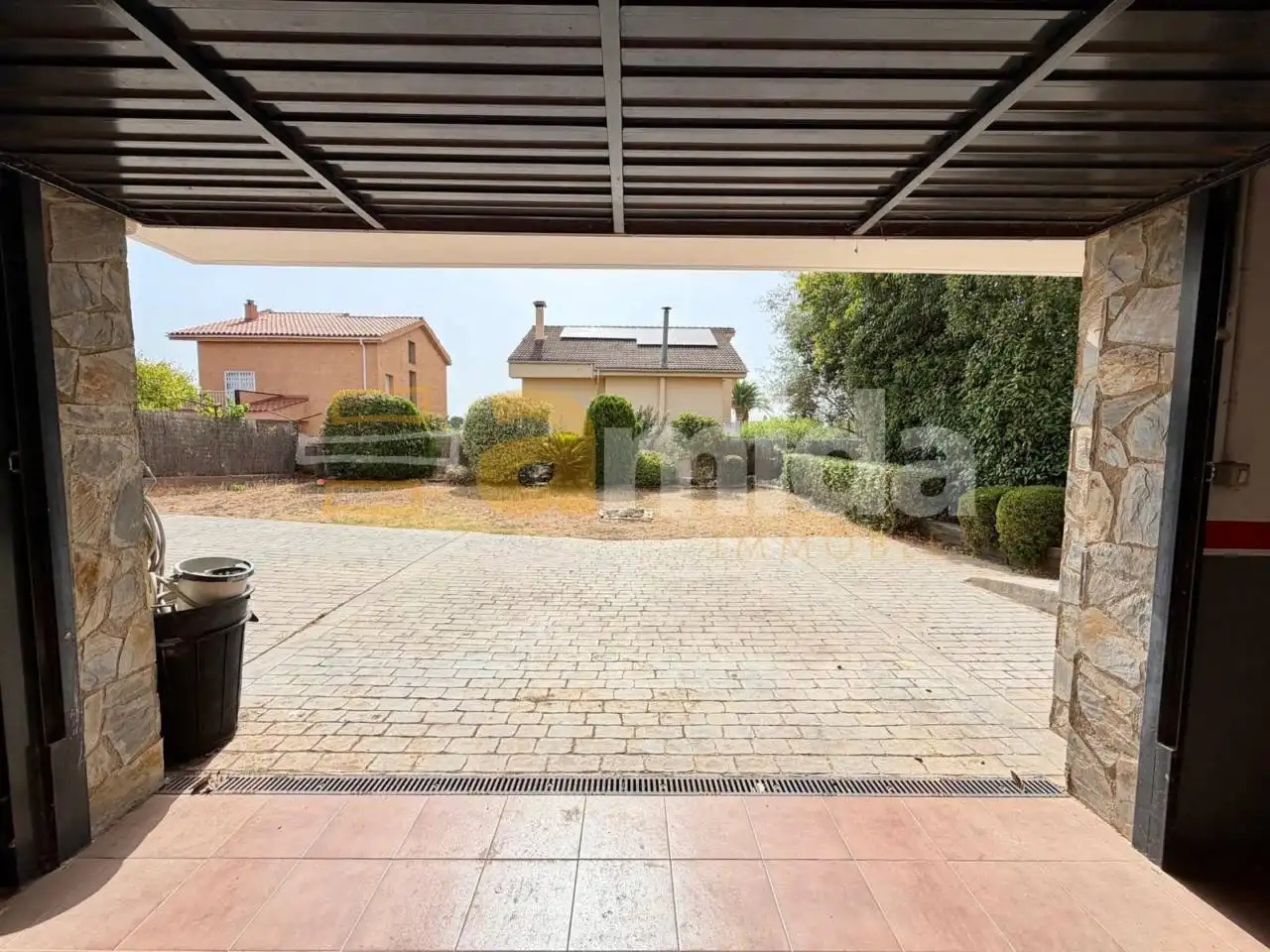Aparcament de Casa o xalet en venda en Sabadell amb Aire condicionat, Calefacció i Jardí privat