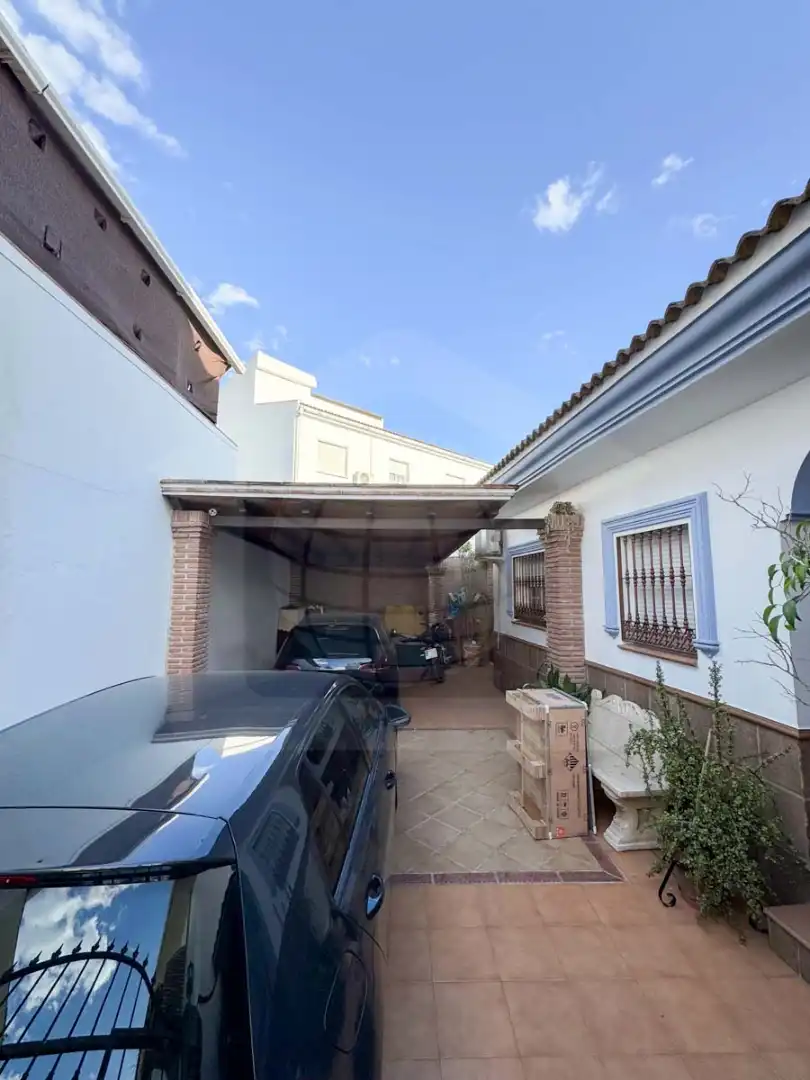 Außenansicht von Einfamilien-Reihenhaus zum Verkauf in Alhaurín El Grande mit Terrasse