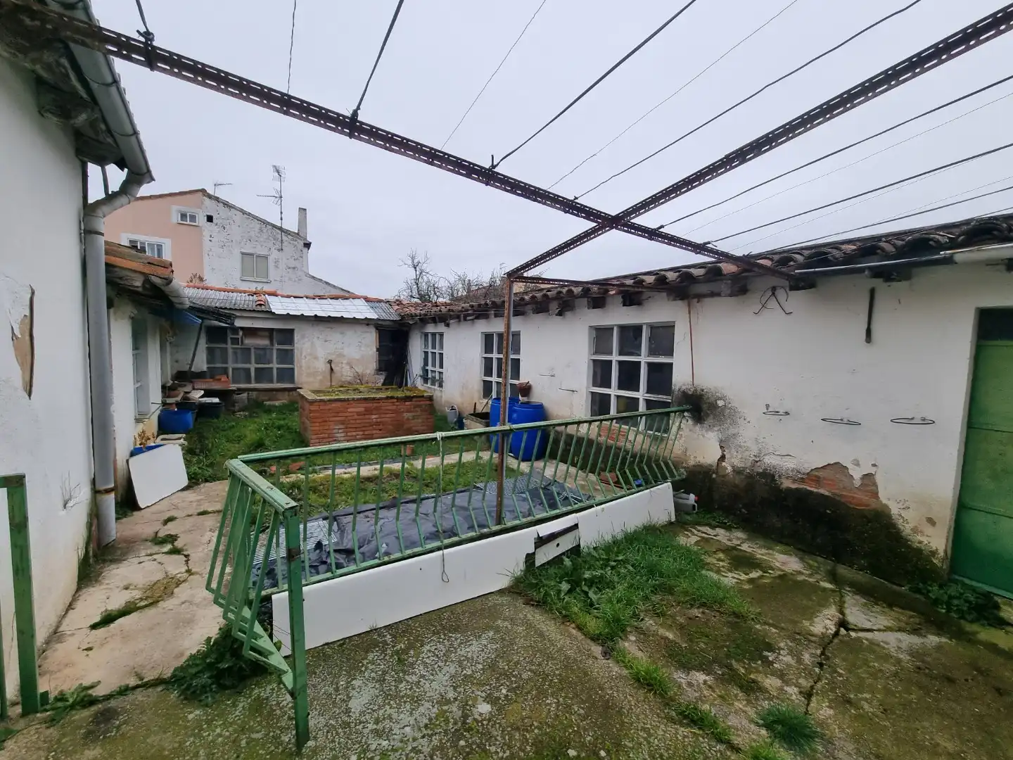 Vista exterior de Casa adosada en venda en Burgos amb Jardí privat
