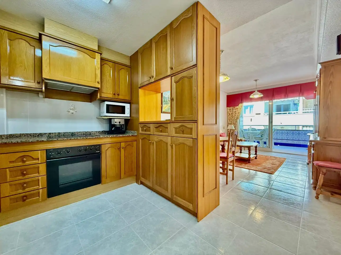 Cuina de Apartament en venda en Torrevieja amb Terrassa i Moblat