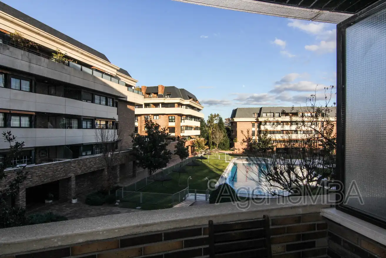 Piscina de Pis de lloguer en Majadahonda amb Calefacció, Parquet i Terrassa