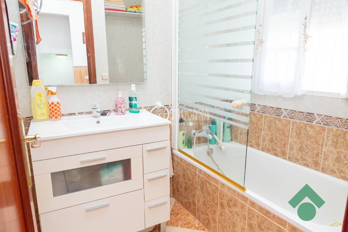 Bany de Casa o xalet en venda en Algeciras amb Terrassa, Moblat i Alarma