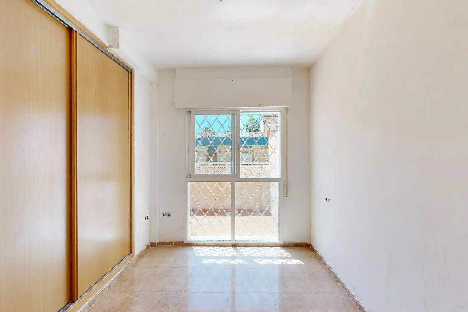 Wohnung zum Verkauf in Cartagena mit Privatgarten, Terrasse und Abstellraum