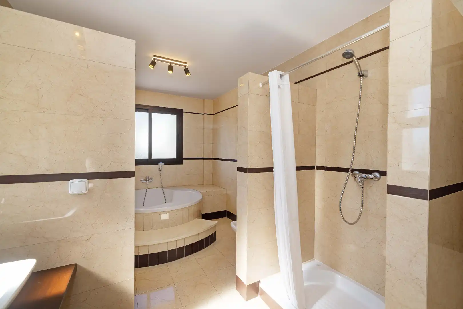 Bany de Casa o xalet en venda en Marbella amb Aire condicionat, Jardí privat i Terrassa