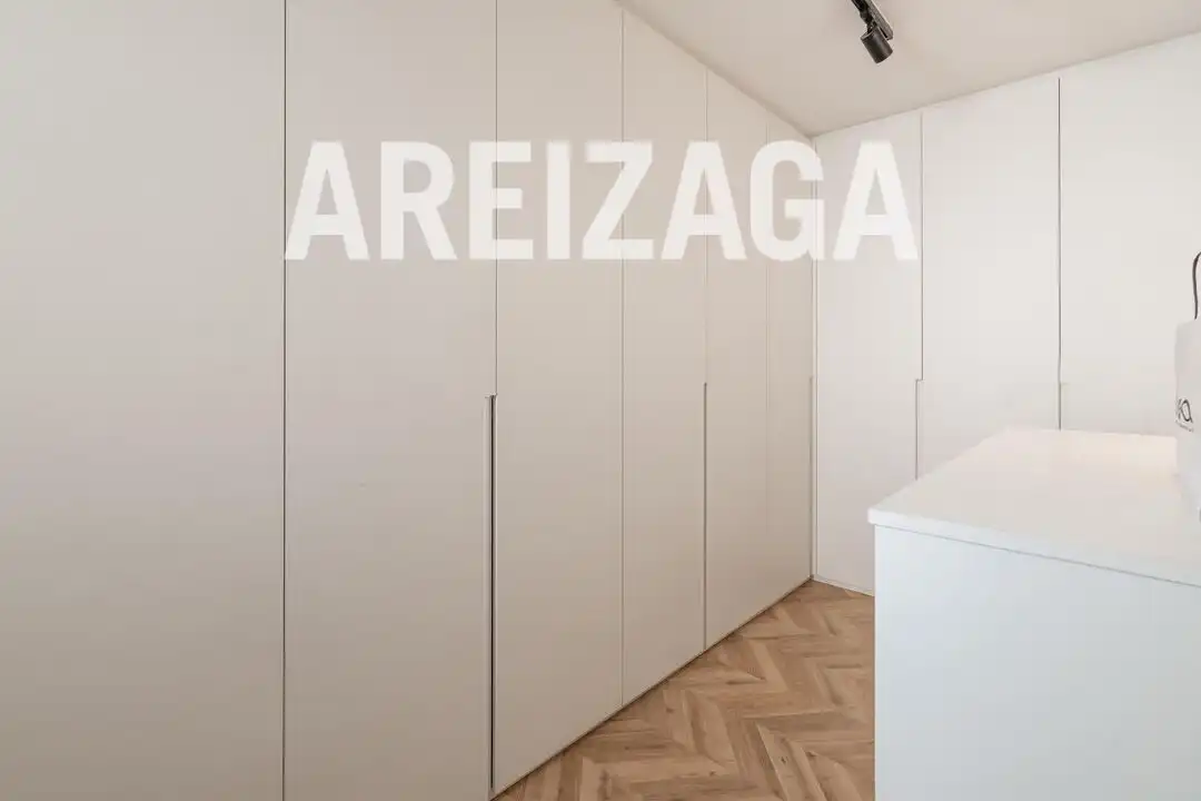 Dormitori de Pis en venda en Donostia - San Sebastián  amb Aire condicionat, Calefacció i Terrassa