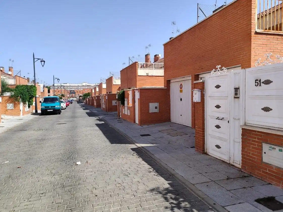 Vista exterior de Casa adosada en venta en Parla
