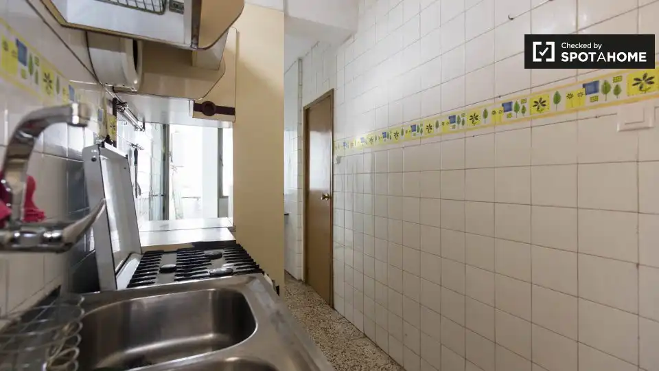 Kitchen of Flat for share in Granada  with Air Conditioner, Heating and Furnished