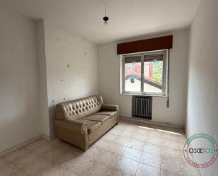 Sala d'estar de Pis de lloguer en San Martín del Rey Aurelio amb Calefacció, Jardí privat i Moblat