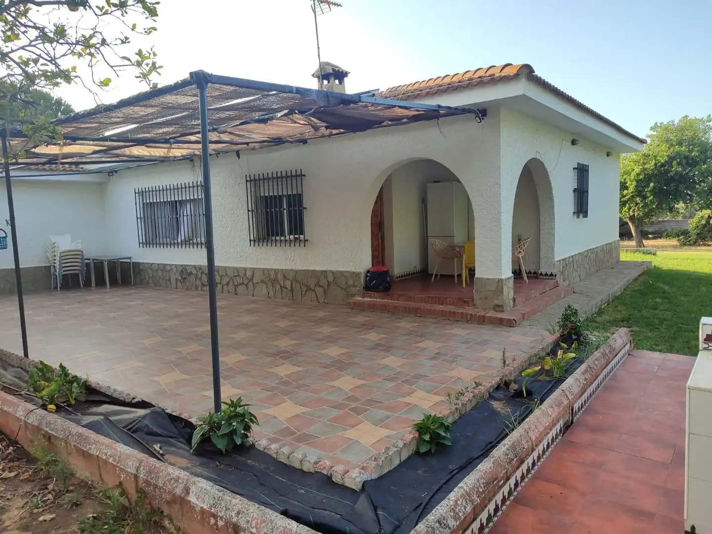 Vista exterior de Casa o xalet en venda en Chiclana de la Frontera amb Jardí privat i Piscina