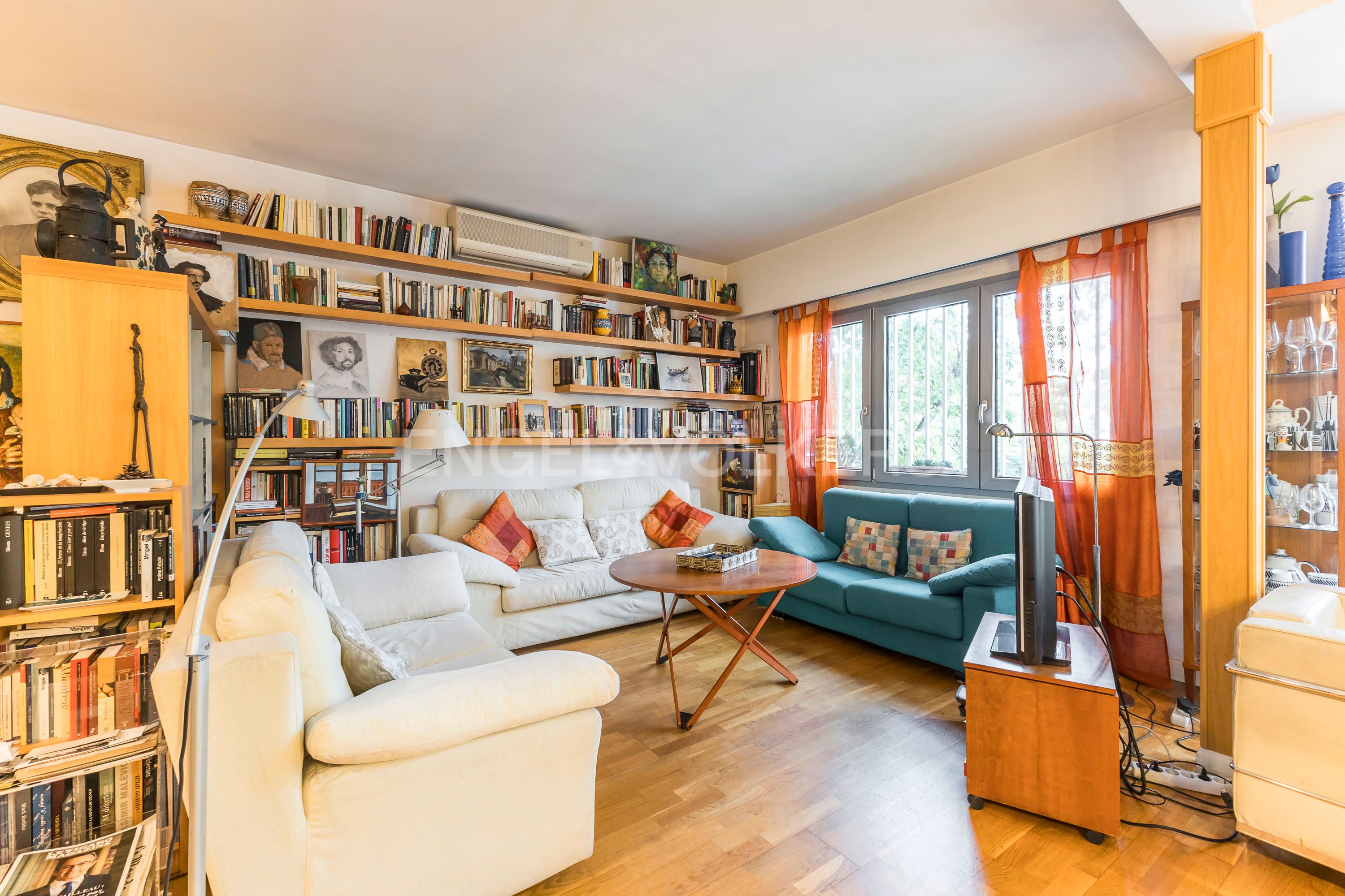 Living room of Flat for sale in  Madrid Capital  with Heating and Parquet flooring