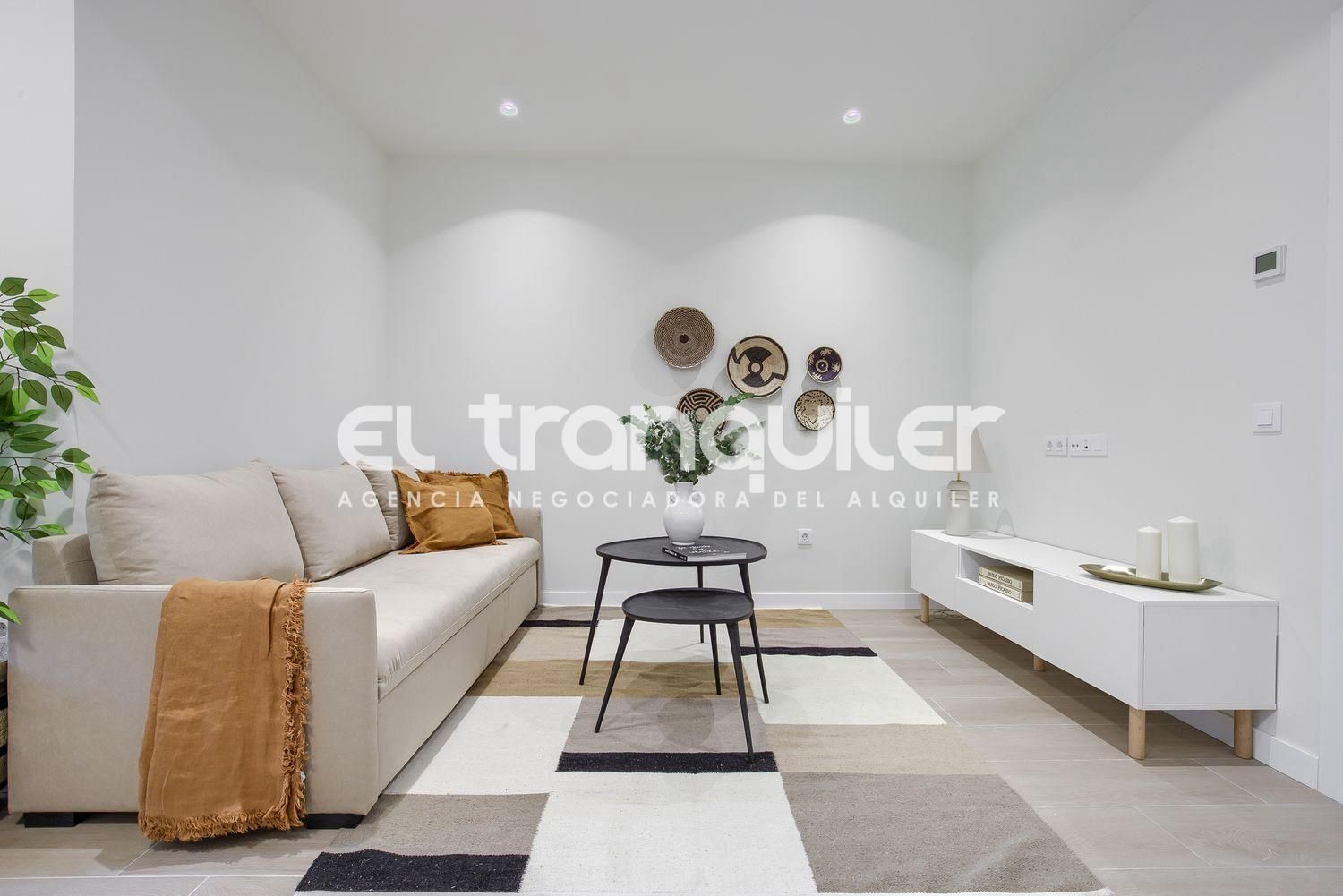 Sala d'estar de Estudi de lloguer en  Madrid Capital amb Aire condicionat, Terrassa i Piscina