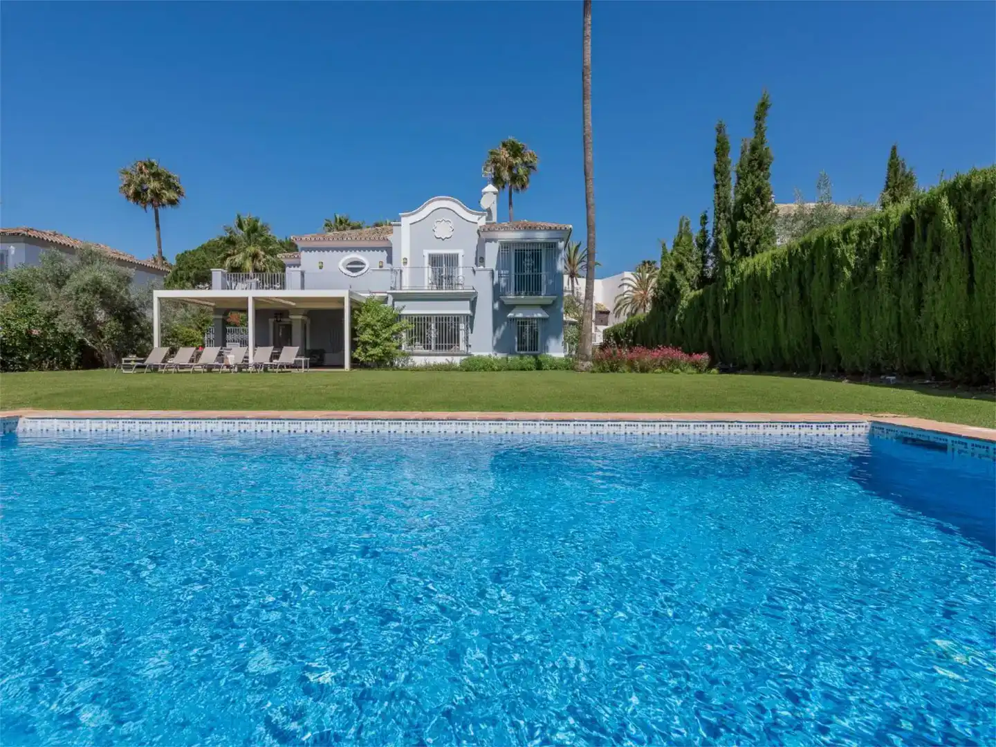 Außenansicht von Wohnung zur Miete in Estepona mit Klimaanlage, Schwimmbad und Balkon