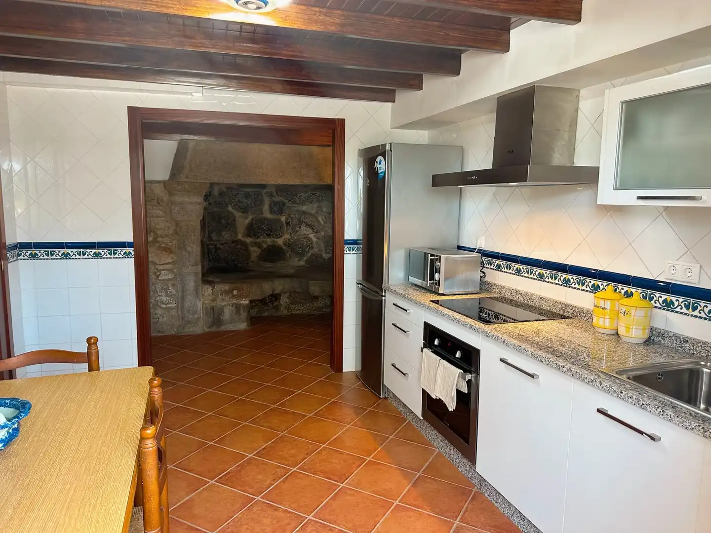 Cuina de Casa adosada de lloguer en Outes amb Moblat, Forn i Microones