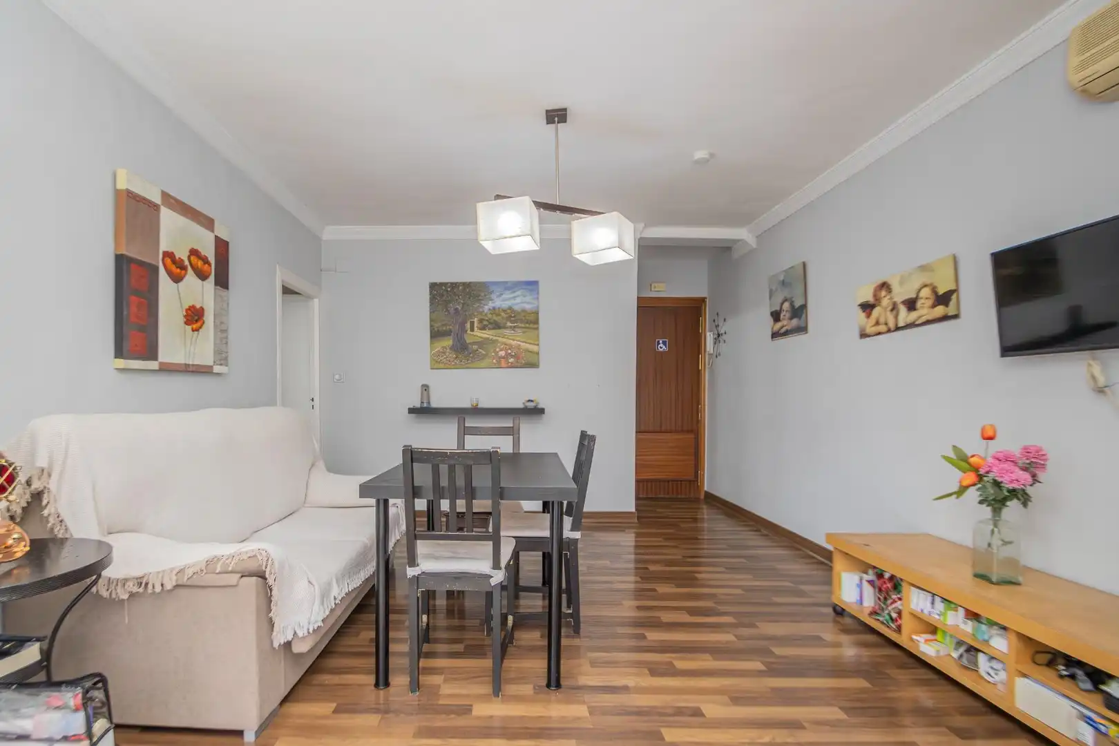 Living room of Flat for sale in  Sevilla Capital  with Air Conditioner, Furnished and Balcony