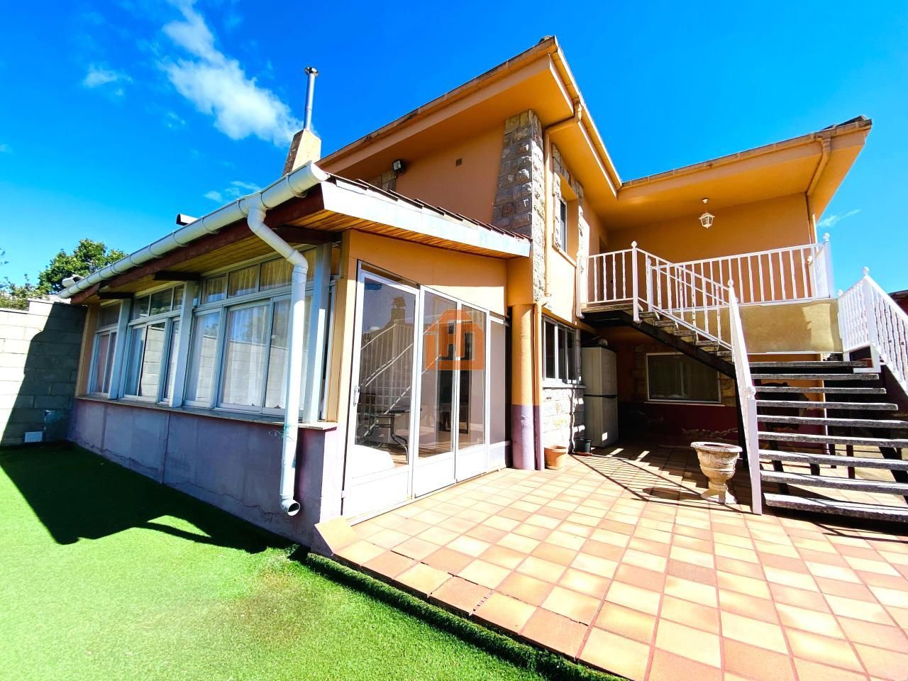 Exterior view of House or chalet for sale in Valverde de la Virgen  with Heating, Private garden and Furnished