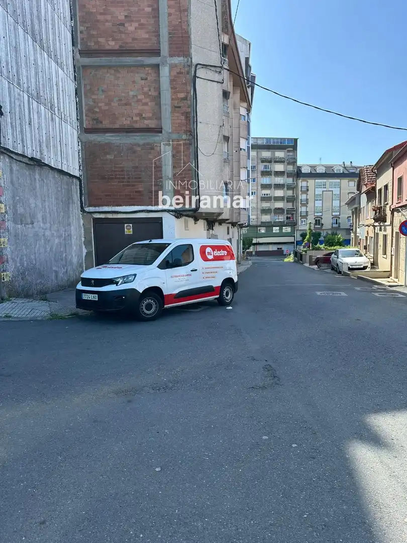 Außenansicht von Garage zur Miete in Ribeira