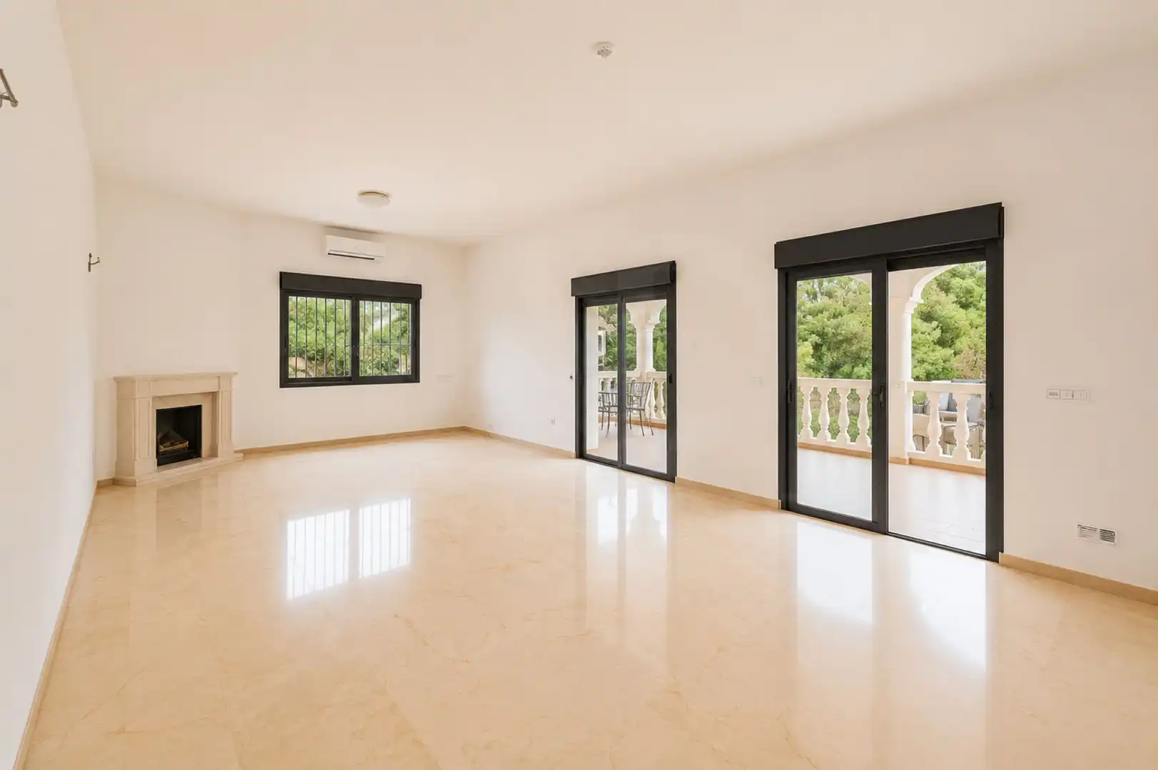 Sala d'estar de Casa o xalet en venda en Marbella amb Aire condicionat i Terrassa