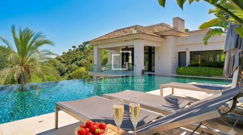 Residencia de 6 dormitorios y 7 baños en una parcela de 6.426 m, diseñada para combinar privacidad, bienestar, golf y entretenimie