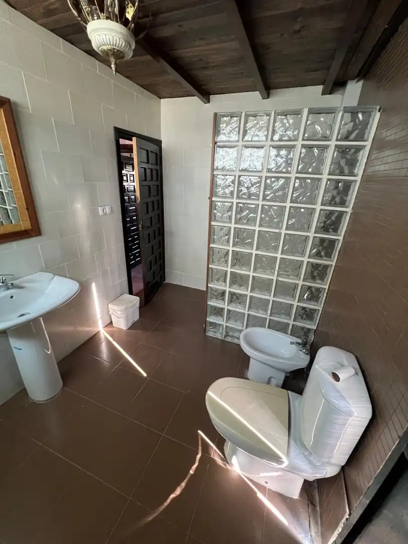 Baño de Casa o chalet de alquiler en Baena con Aire acondicionado, Jardín privado y Terraza