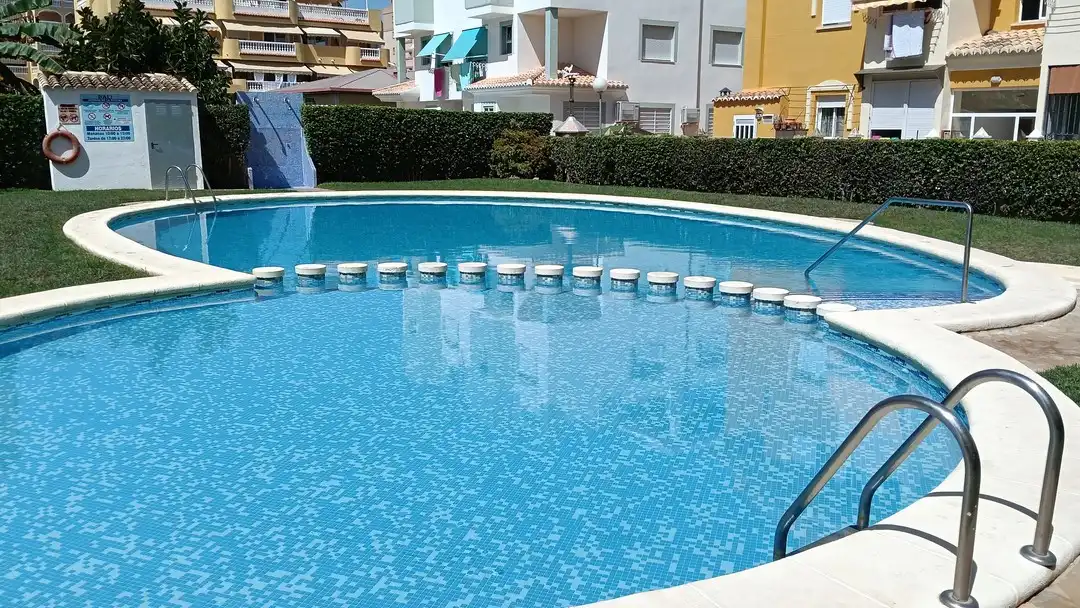 Schwimmbecken von Wohnungen zum Verkauf in Xeraco mit Klimaanlage, Privatgarten und Terrasse