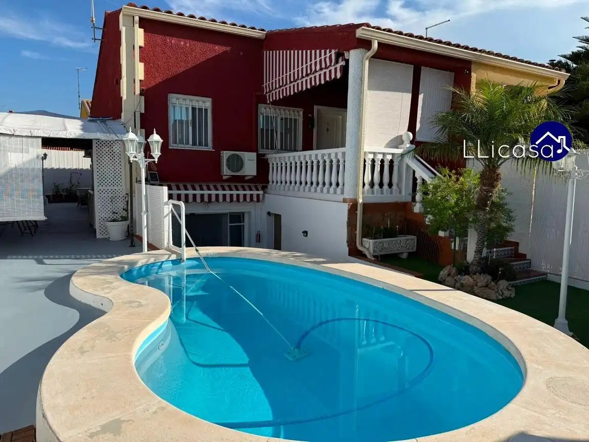 Piscina de Casa adosada en venta en La Pobla de Vallbona con Aire acondicionado, Jardín privado y Terraza
