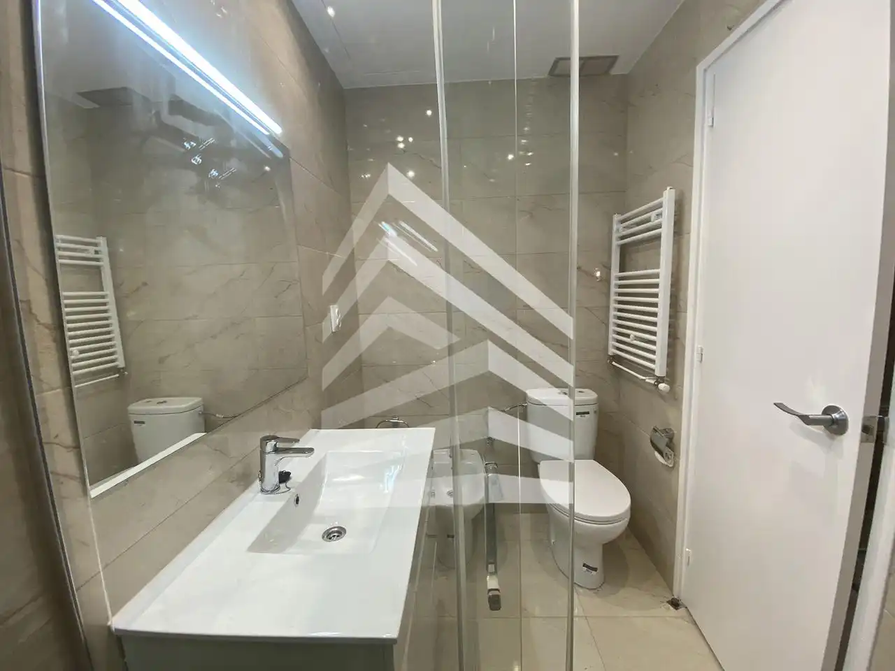 Badezimmer von Wohnung zum Verkauf in Barcelona mit Klimaanlage und Heizung