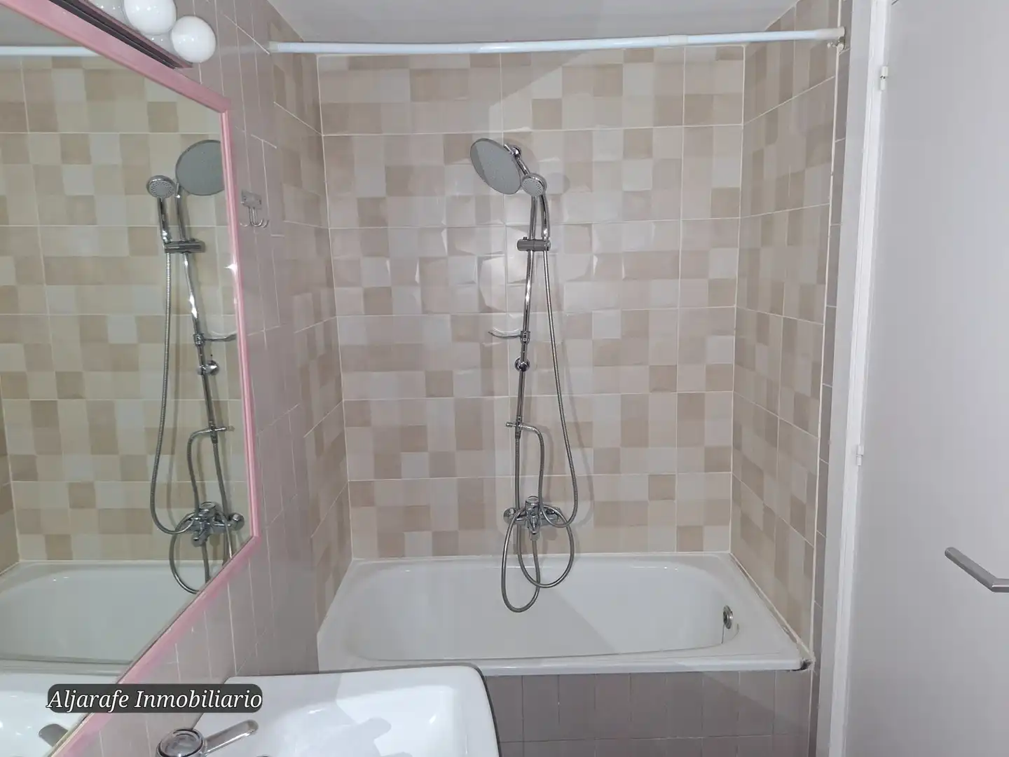 Bathroom of Flat for sale in Sevilla  with Air Conditioner, Heating and Private garden