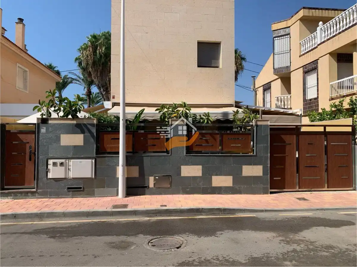 Vista exterior de Casa o chalet en venta en San Pedro del Pinatar con Aire acondicionado, Jardín privado y Terraza