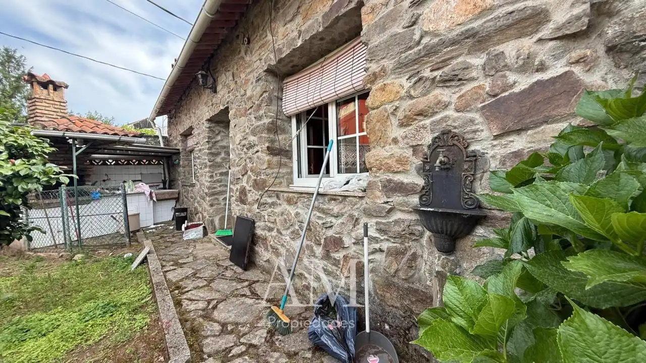 Vista exterior de Casa adosada en venta en Vigo  con Calefacción, Jardín privado y Trastero