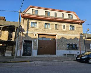 Vista exterior de Casa o xalet en venda en Ponferrada amb Aire condicionat, Calefacció i Jardí privat