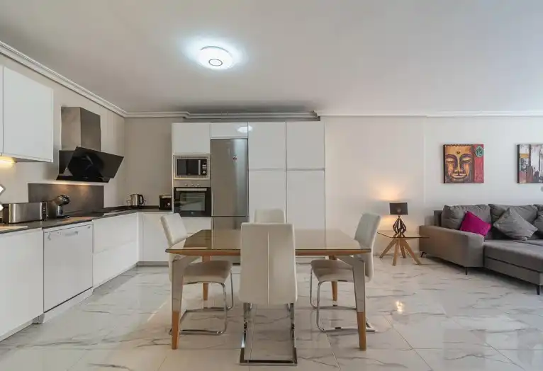 Küche von Wohnung zum Verkauf in Marbella mit Klimaanlage, Heizung und Privatgarten