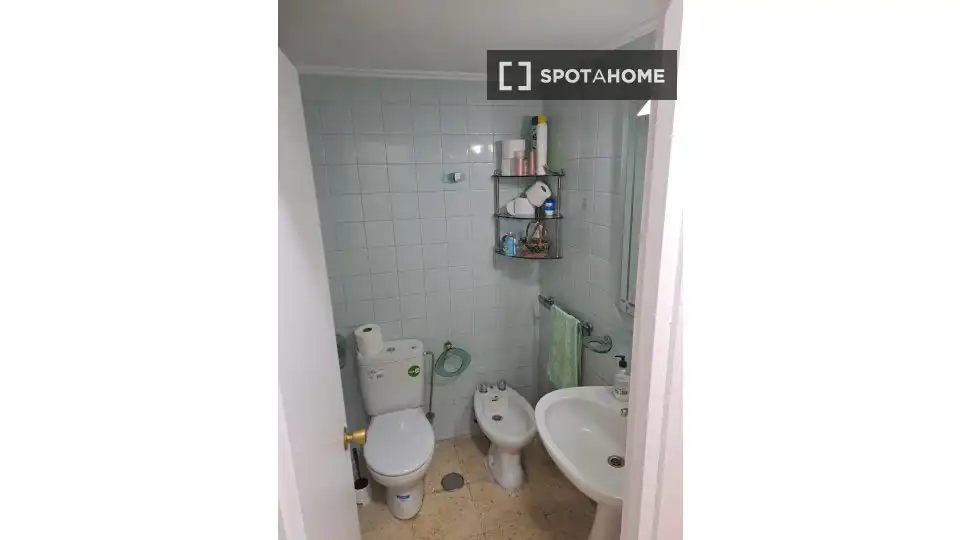 Bany de Apartament per a compartir en Sevilla amb Aire condicionat, Terrassa i Moblat