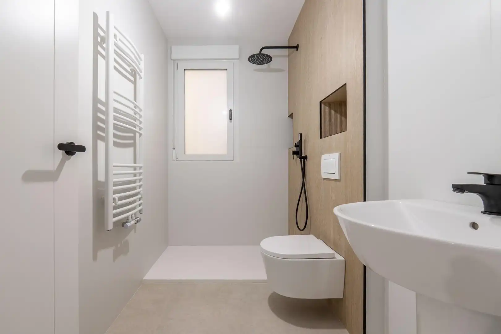 Bathroom of Flat for sale in Granada  with Air Conditioner and Heating