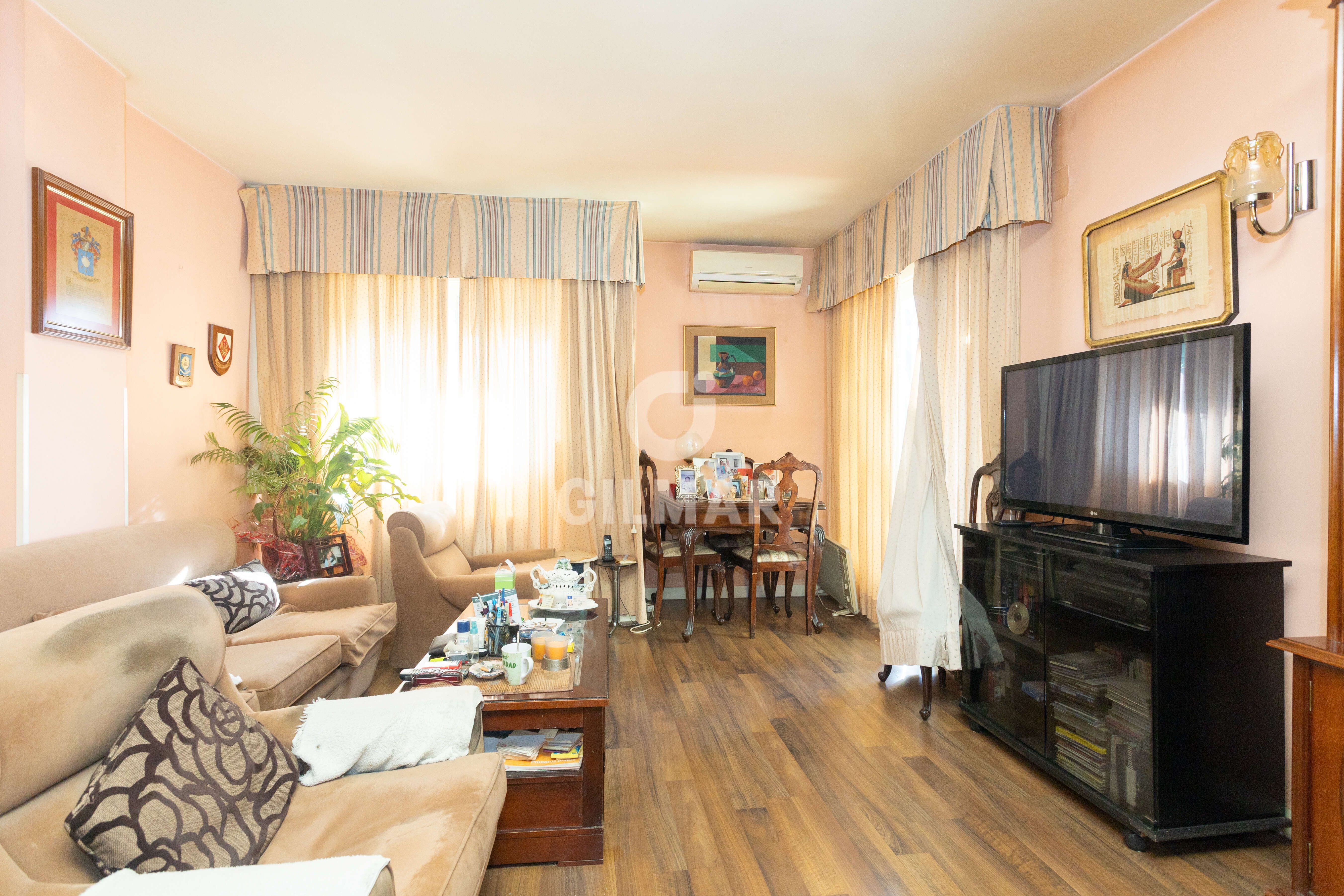 Sala d'estar de Pis en venda en  Madrid Capital amb Calefacció i Balcó