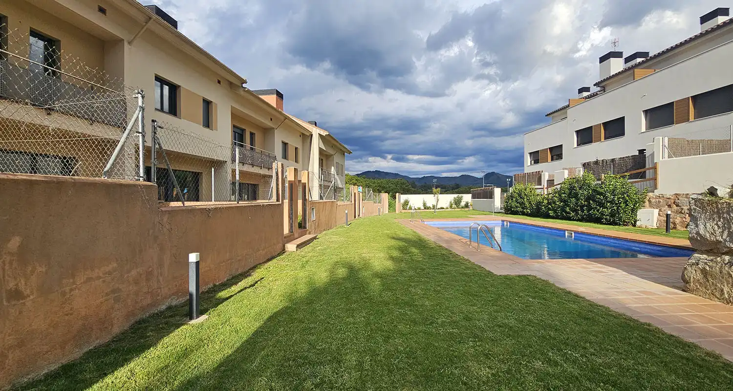 Vista exterior de Casa adosada en venda en Arbúcies amb Jardí privat, Terrassa i Traster