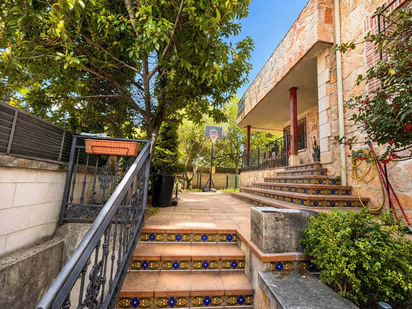 Vista exterior de Casa o xalet en venda en Guadarrama amb Calefacció, Jardí privat i Parquet