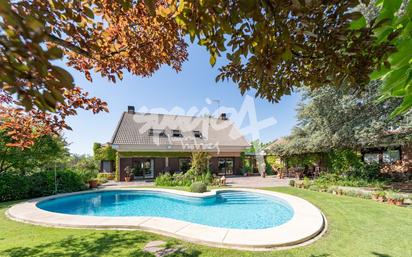 Jardí de Casa o xalet en venda en Boadilla del Monte amb Aire condicionat, Terrassa i Piscina