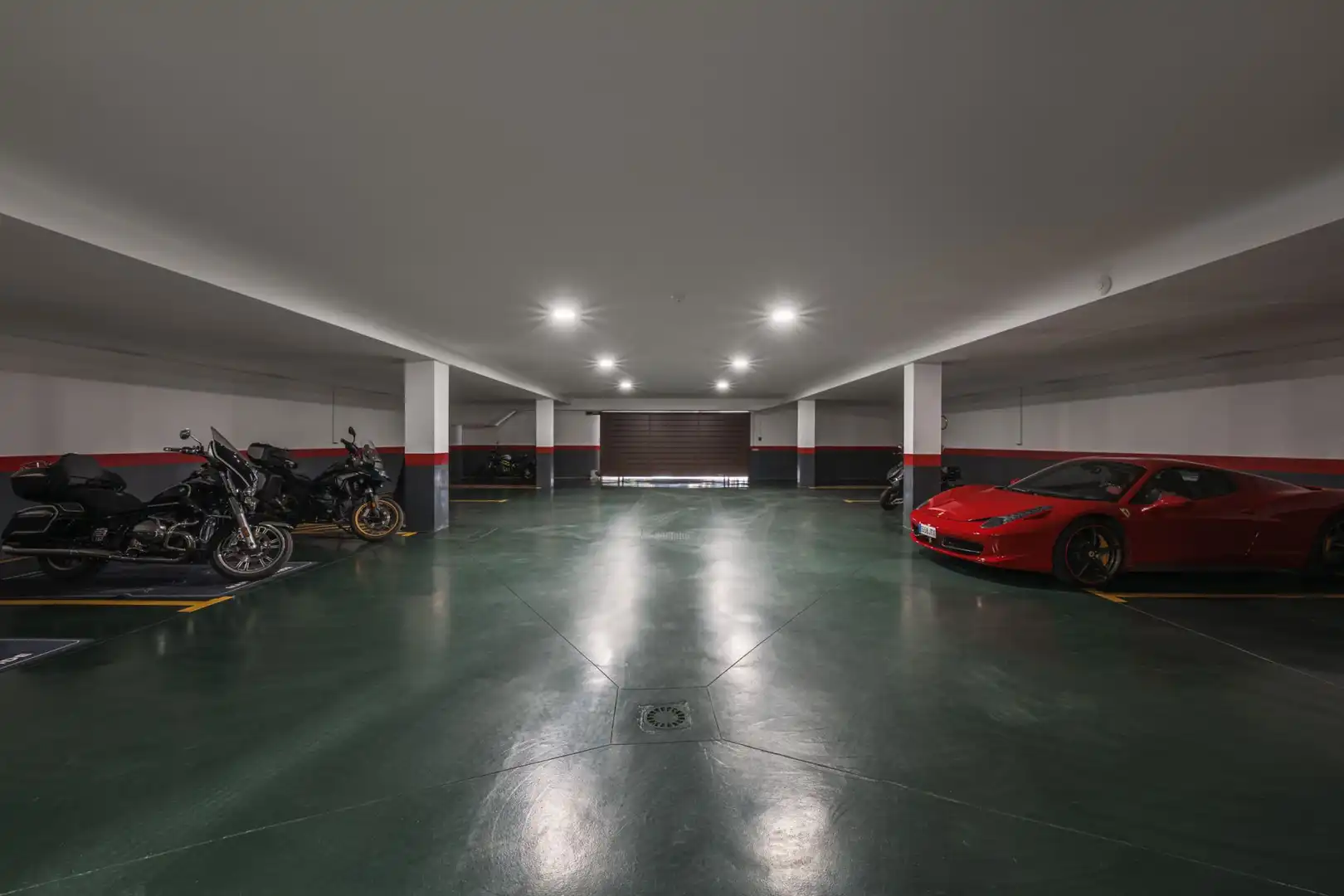 Parking de Casa o chalet en venta en Marbella con Aire acondicionado, Calefacción y Jardín privado