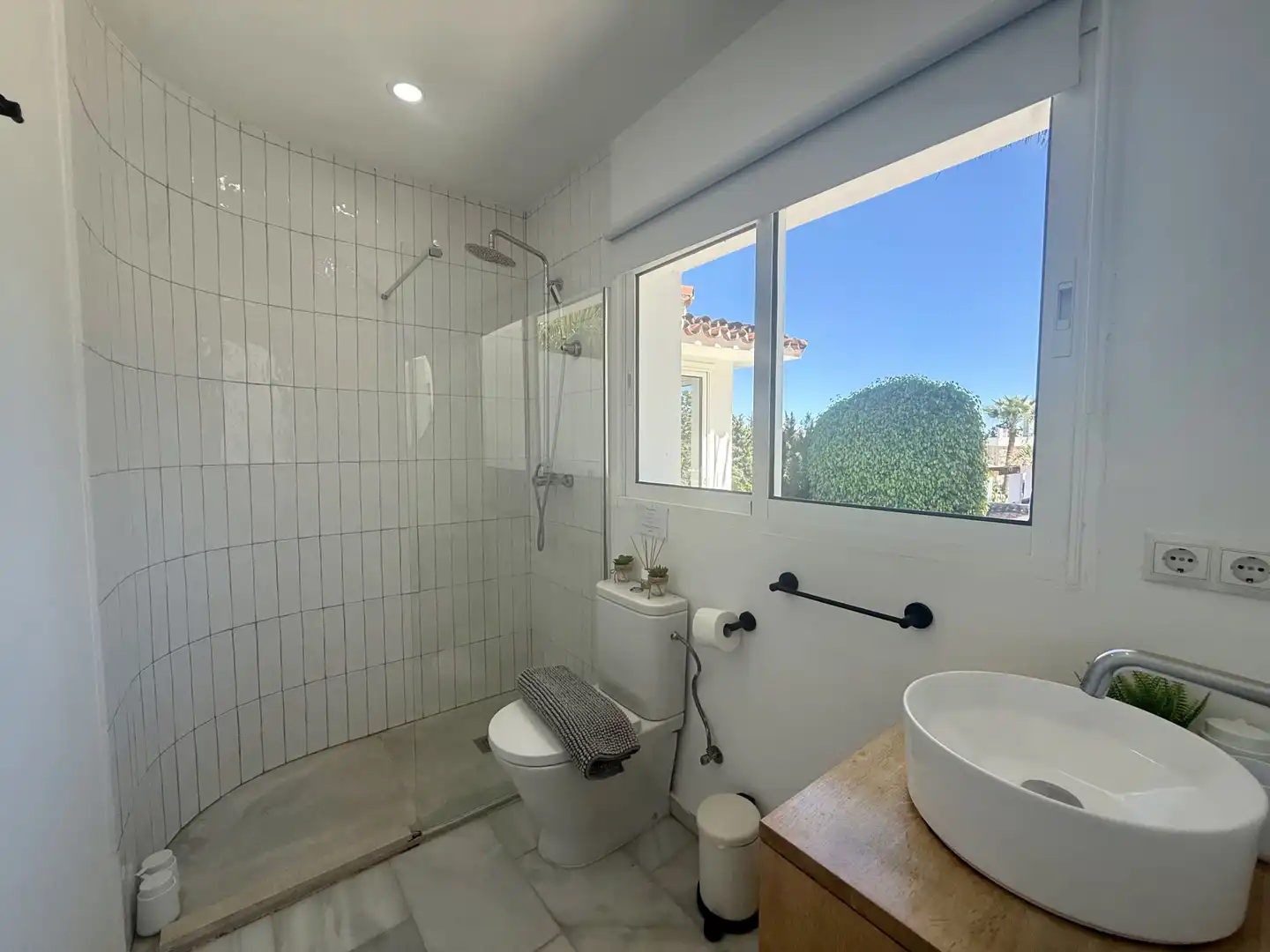 Baño de Casa o chalet en venta en Marbella con Aire acondicionado, Jardín privado y Terraza