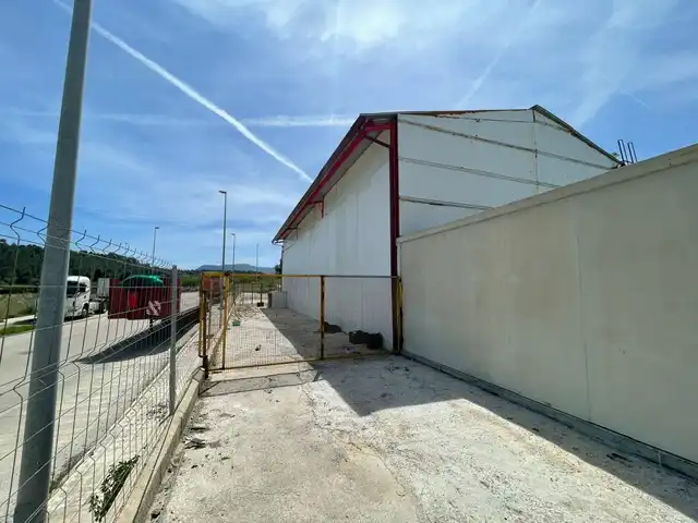Außenansicht von Fabrikhallen zur Miete in Valencia