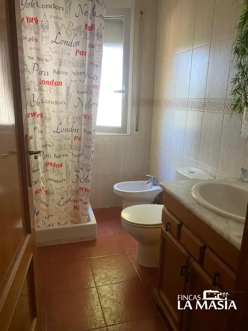 Bany de Casa o xalet en venda en Canyelles amb Aire condicionat, Calefacció i Jardí privat