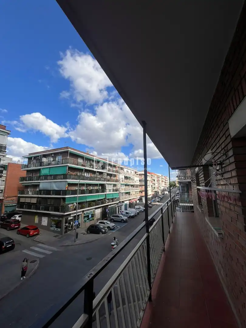 Vista exterior de Piso en venta en Madrid con Calefacción y Terraza