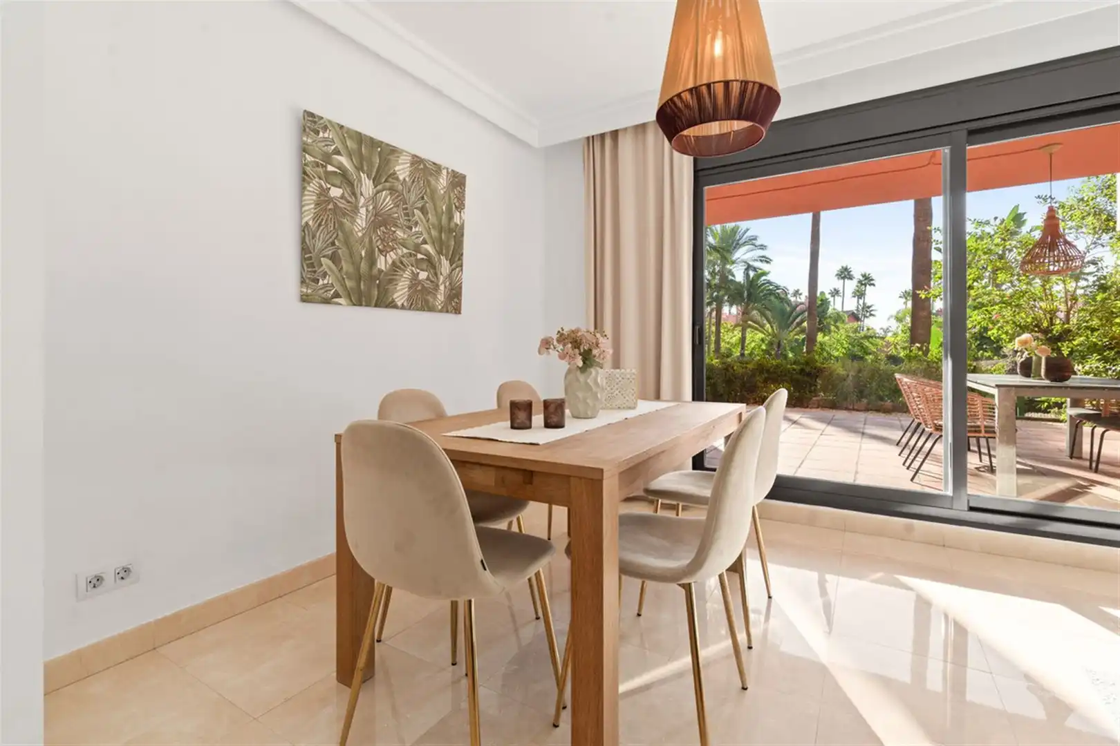 Menjador de Apartament en venda en Estepona amb Aire condicionat i Terrassa
