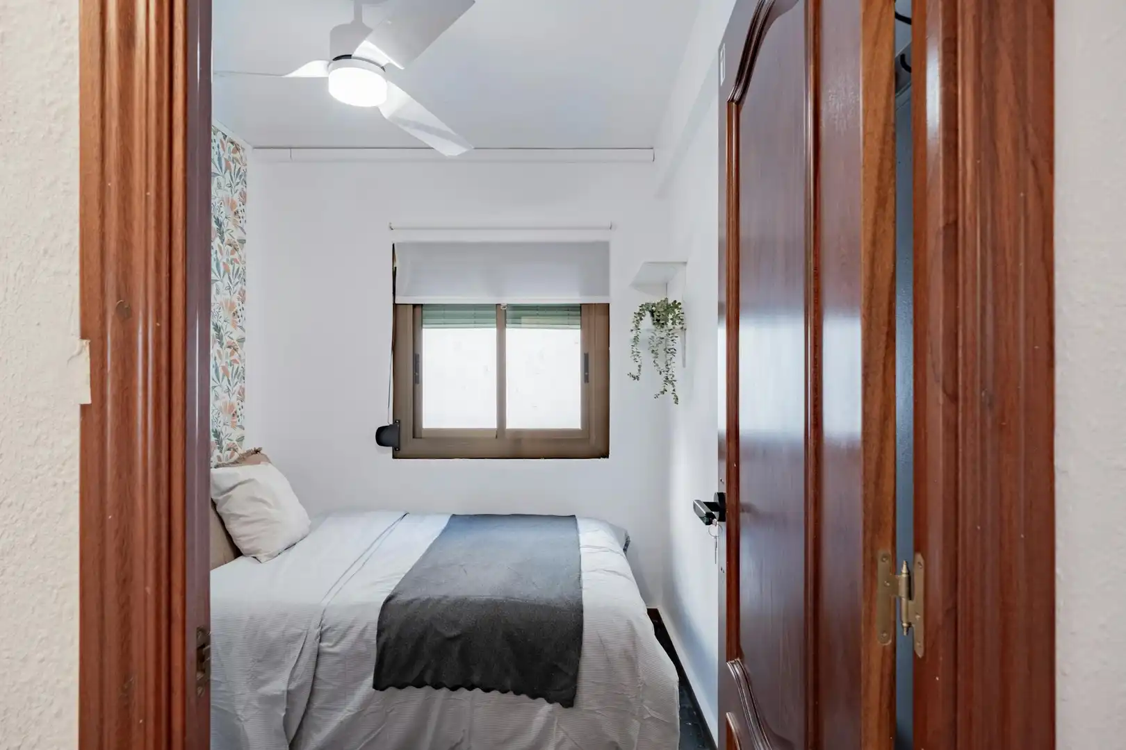 Bedroom of Flat for share in  Valencia Capital  with Washing machine
